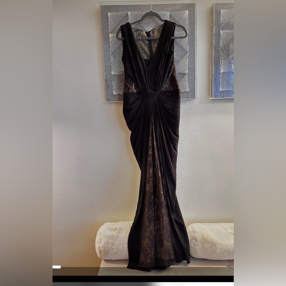 Tadashi Shoji Black Lace Sheath Sleeveless Gown 10